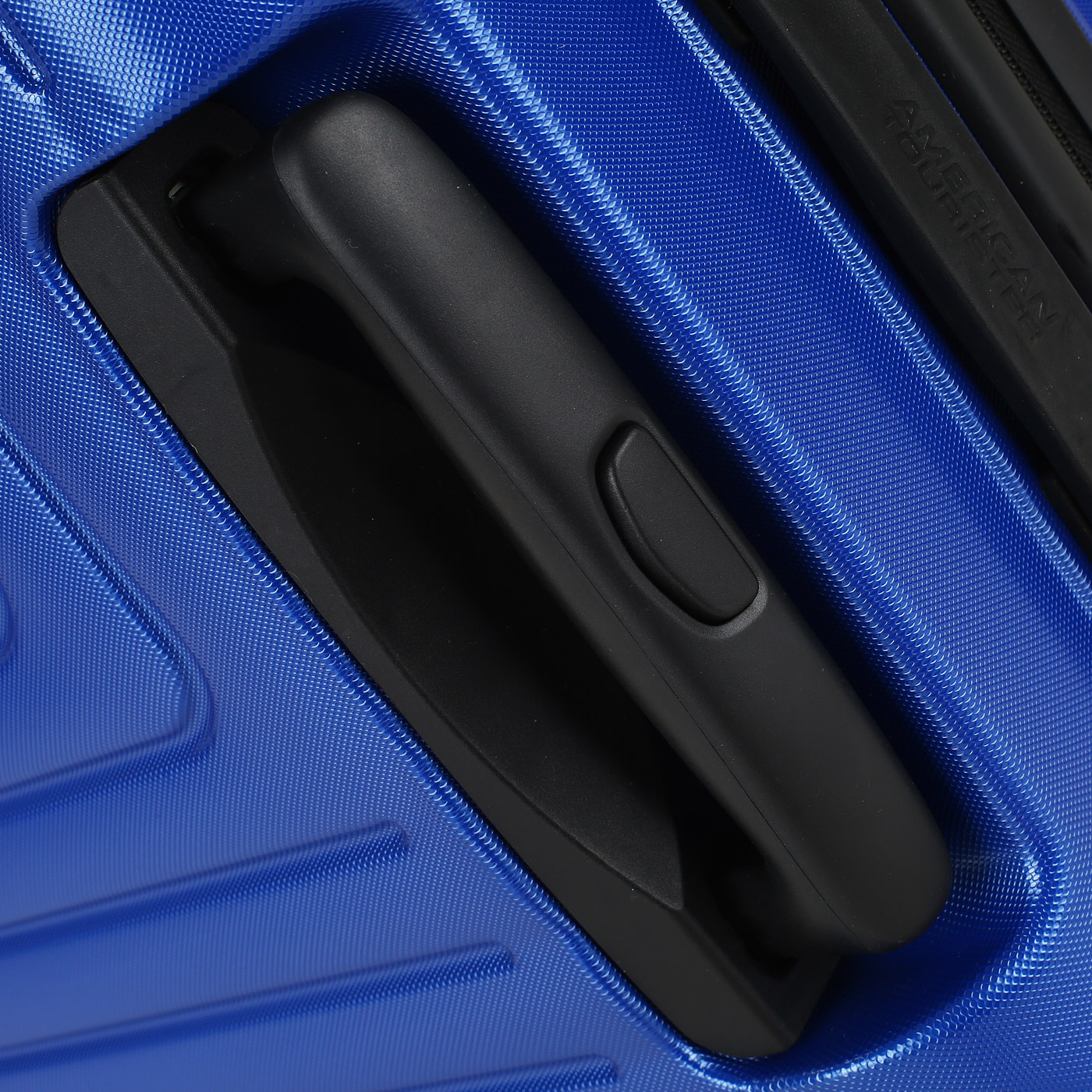 Чемодан средний M из поликарбоната с кодовым замком American Tourister Mighty Maze