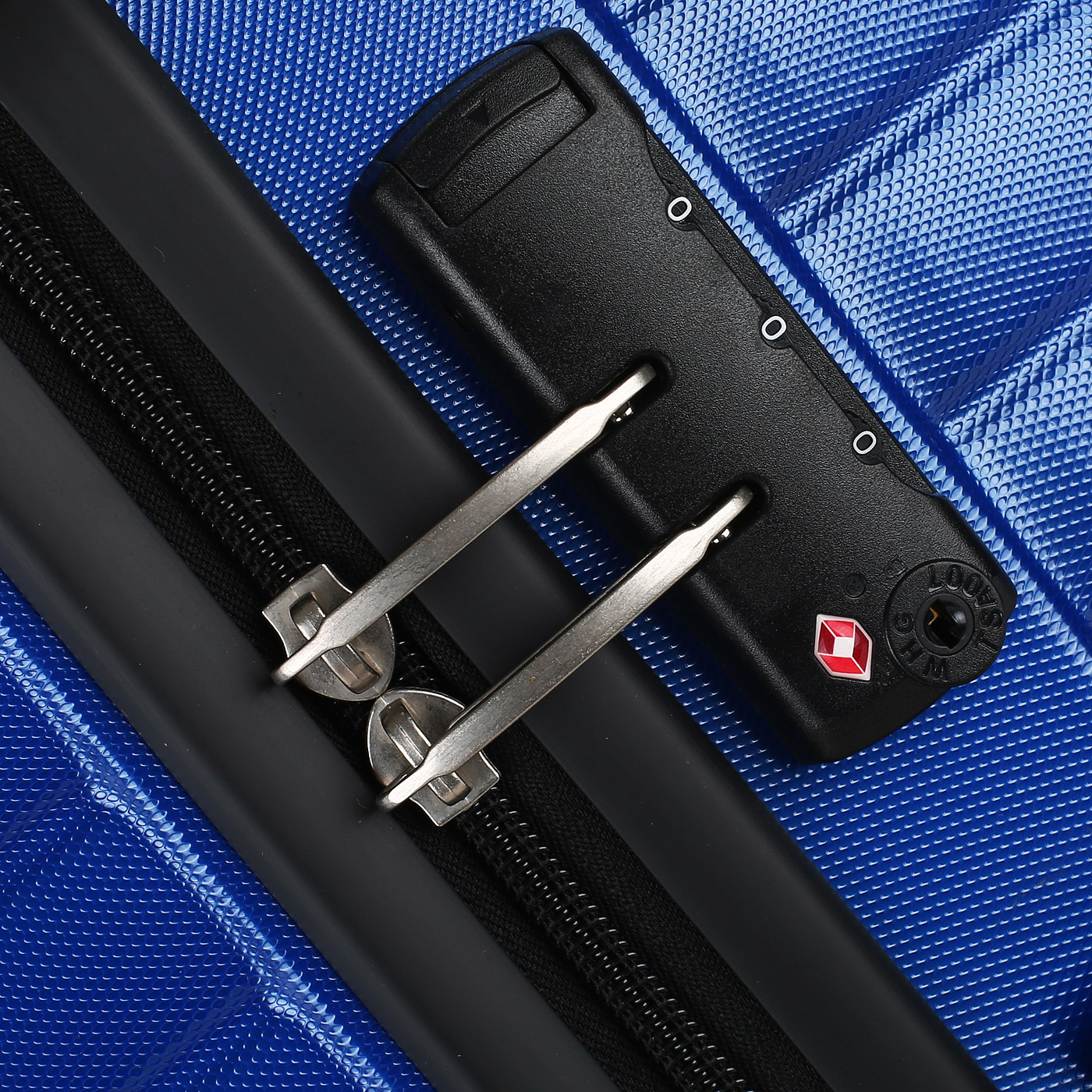 Чемодан средний M из поликарбоната с кодовым замком American Tourister Mighty Maze