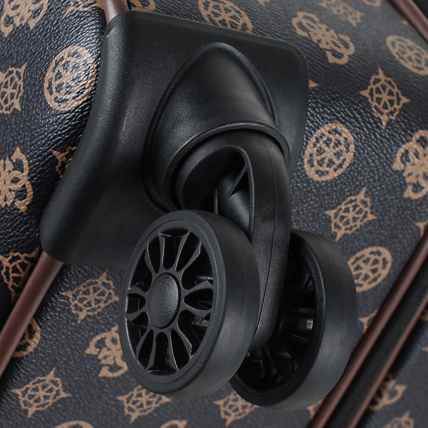 Чемодан тисненый Guess Peony