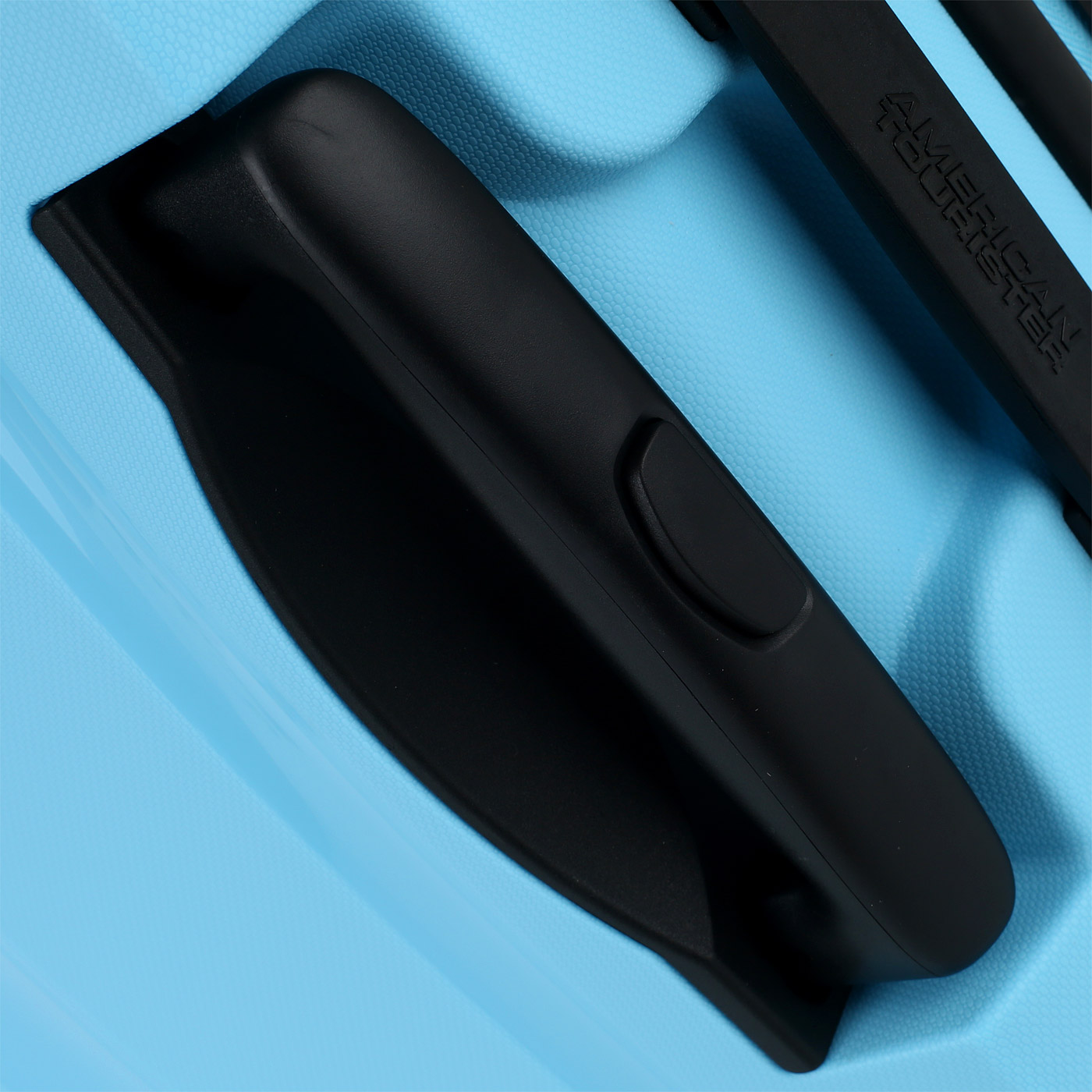 Чемодан средний M из полипропилена с кодовым замком American Tourister Bon Air