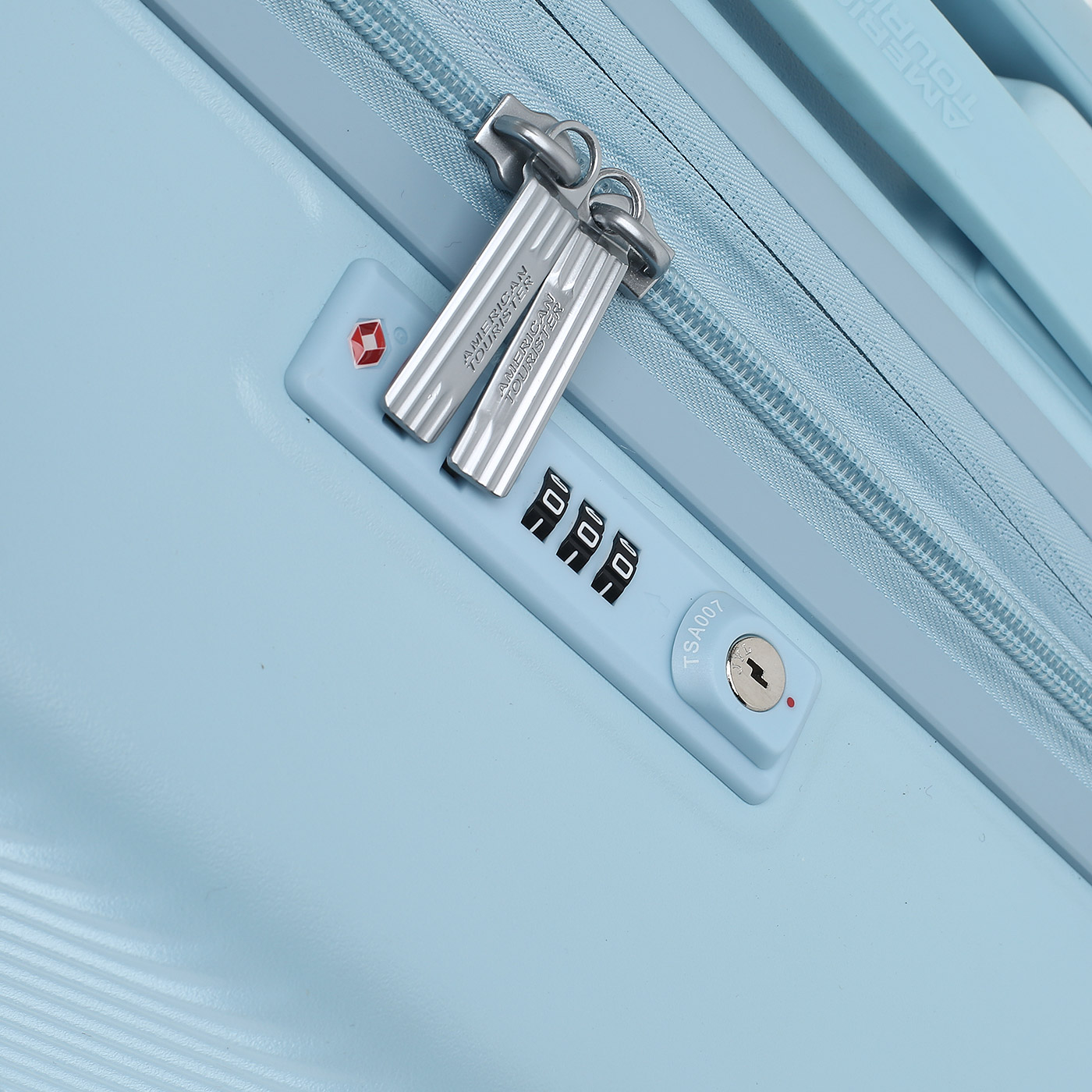 Чемодан средний M из поликарбоната с кодовым замком American Tourister Flylife