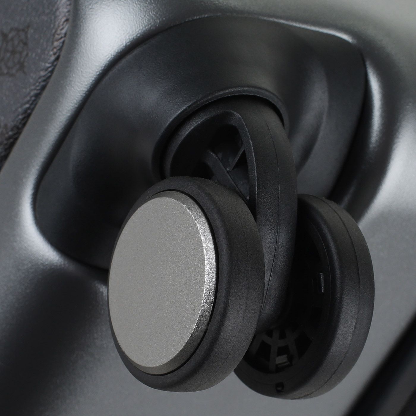 Чемодан на колесах Guess Verona