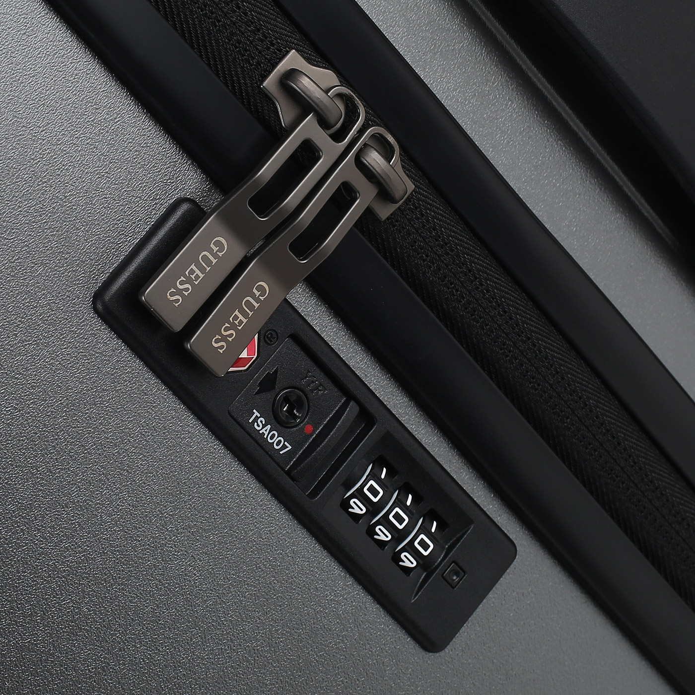 Чемодан на колесах Guess Verona